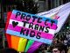Une pancarte sur laquelle est marqué "protect trans kids"